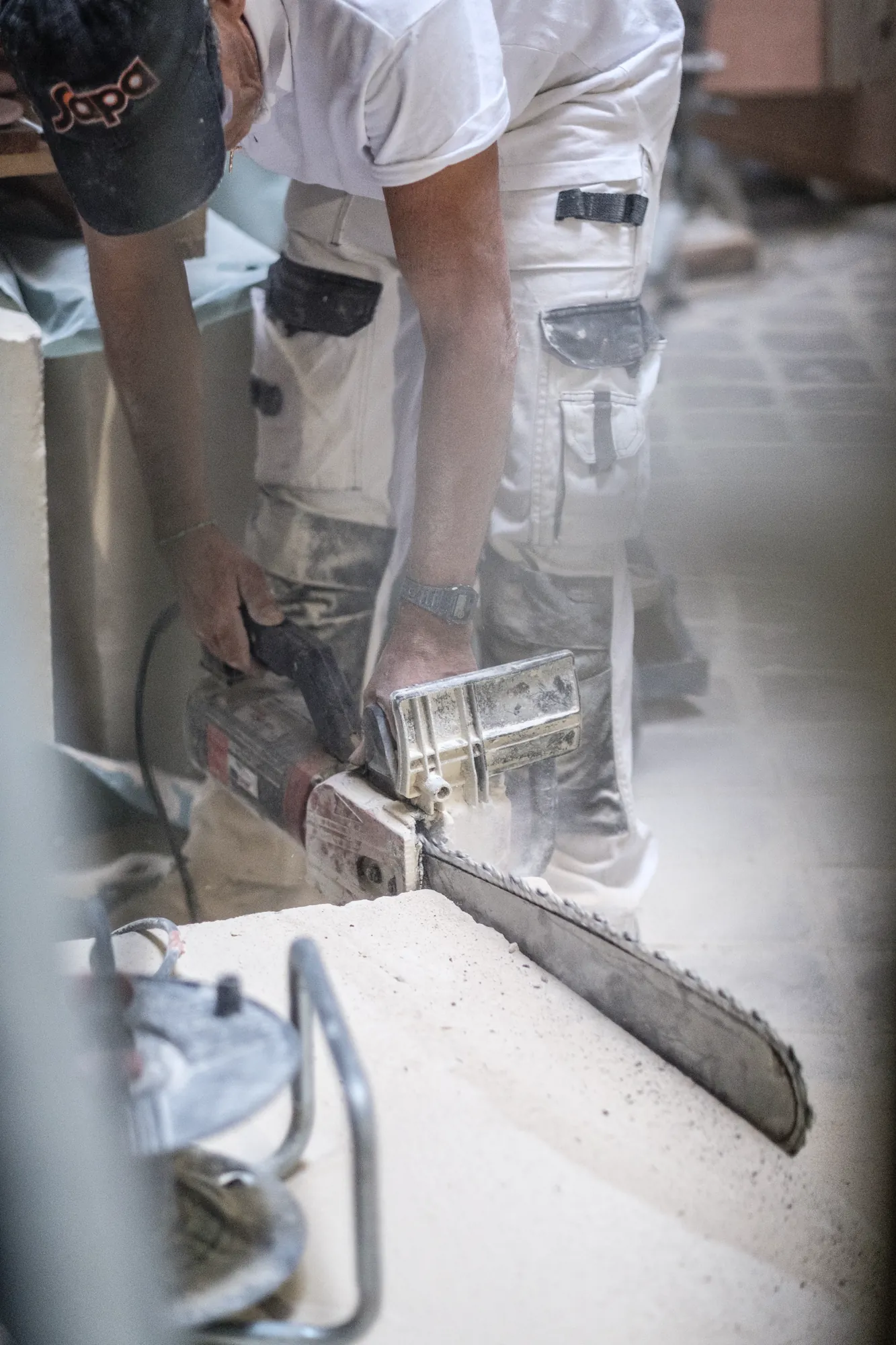 Tailleur de pierre SAPA au travail